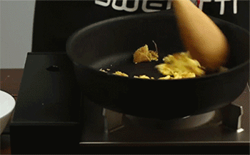 【海鲜咖喱炒饭】炒鸡蛋