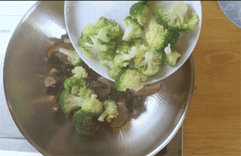 【蒜蓉虾仁西兰花】放入西蓝花