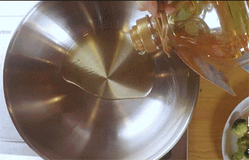 【蒜蓉虾仁西兰花】爆香葱花