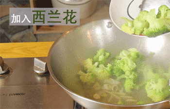 【缤纷素炒面】放入西蓝花和胡萝卜