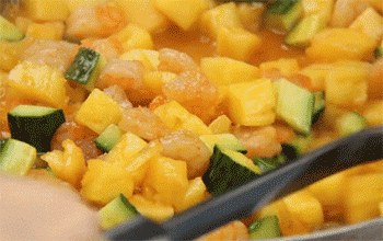 【菠萝虾球】翻炒