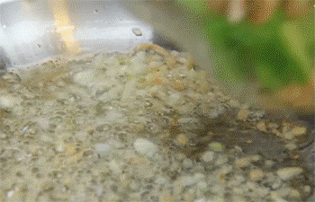 【西芹核桃炒木耳】放入食材翻炒