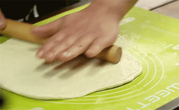 【培根披萨】擀面团