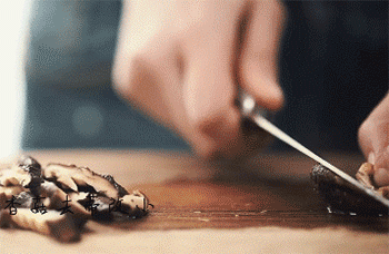 【香菇二仁小排】切香菇