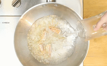 【虾头炖豆腐】倒水煮