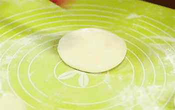 【老北京鸡肉卷】面团刷油