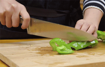 【香菠咕咾肉】切青椒