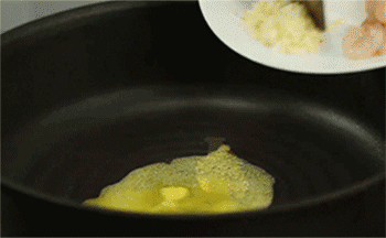 【培根炒通心粉】爆香