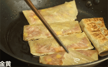 【香煎腐皮卷】炸至金黄