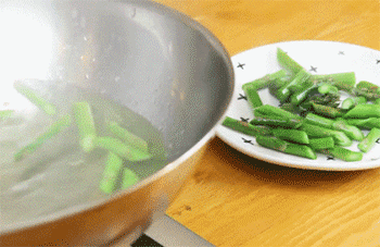 【芦笋圣女果炒虾仁】捞起芦笋