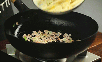 【培根焖春笋】加入春笋