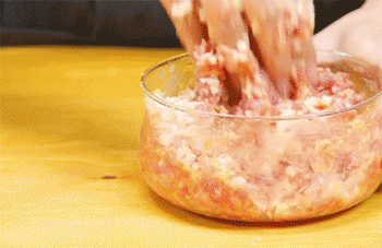 【四喜丸子】搅拌