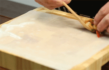 【虾仁肠粉】铺馅料