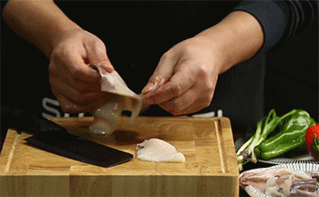 【咖喱鲜鱿】去除鱿鱼黑膜