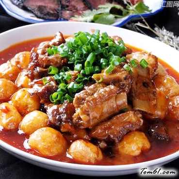 土豆炖排骨的做法