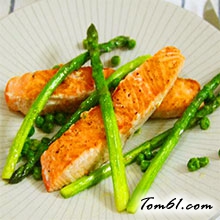 三文鱼清汤浸芦笋的做法