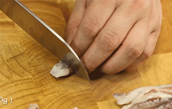 【海鲜咖喱炒饭】鱿鱼须切丁