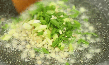 【蒜泥小龙虾】爆香