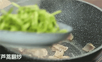 【芦蒿炒咸肉】加入芦蒿