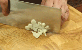 【培根焖春笋】蒜切片