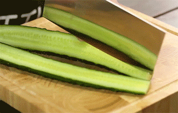 【老北京鸡肉卷】黄瓜切条