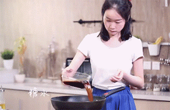 【梅菜烧肉】放入糖水和耗油