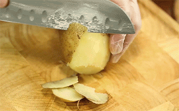 【土豆培根浓汤】土豆剥皮