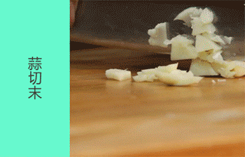 【西芹核桃炒木耳】切葱姜