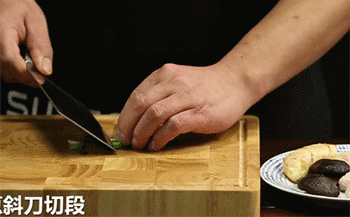 【菇香鸡中宝】葱切段