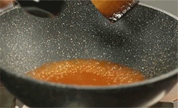 【菠萝咕咾肉】调酱汁