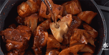 【南乳莲藕焖猪手】加水焖煮