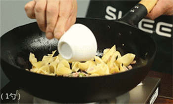 【培根焖春笋】调味