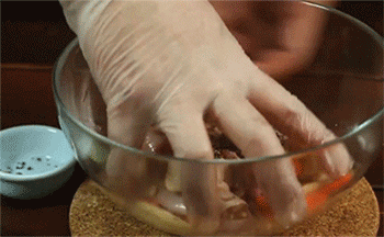 【黑椒汁煎鸡排】鸡肉拌匀