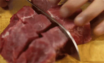 【红酒烩牛肉】牛肉切块