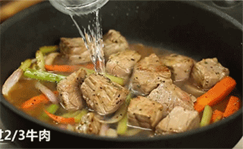 【红酒烩牛肉】加入清水