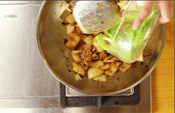 【老干妈炒苦瓜】放入苦瓜