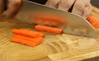 【培根鸡肉卷】胡萝卜切条