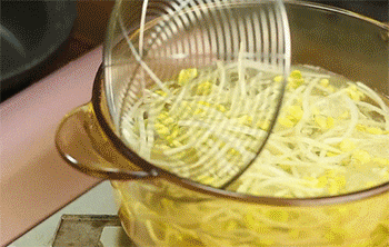 【麻辣水煮鱼】捞出豆芽