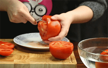 【番茄鲜虾海参盅】去除番茄肉