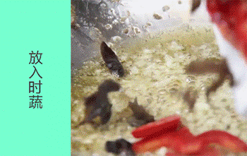 【韩式时蔬炒粉丝】放入时蔬