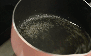 【白斩鸡腿】烧热油