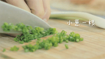 【萝卜丝虾丸汤】切葱末