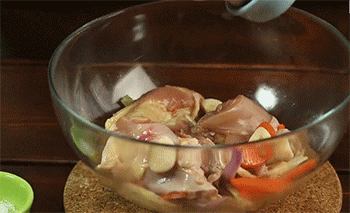 【黑椒汁煎鸡排】鸡肉调味