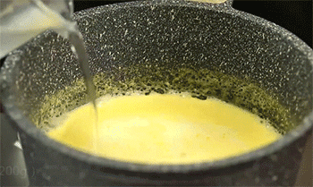 【玉米浓汤】加入清水