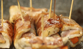 【培根鸡肉卷】加入红葡萄酒