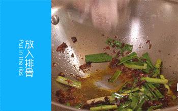 【土豆炖排骨】放入排骨和土豆