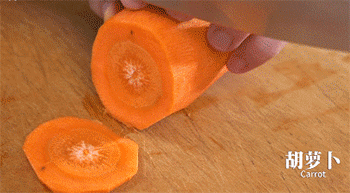 【鲜山药蒸肉丸】切胡萝卜片