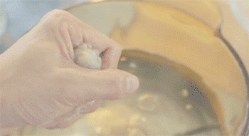 【萝卜丝虾丸汤】挖丸子