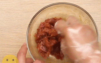 【葱爆肉】搅拌腌制