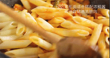 【鸡肉蘑菇笔尖面】翻炒